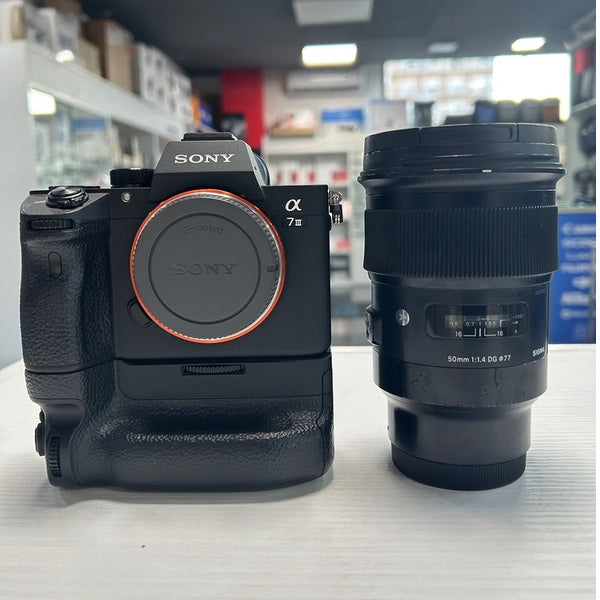 Sony A7III + Battery Grip + Sigma 50mm F1.4 (2.273 scatti) Sony A7III + Battery Grip + Sigma 50mm F1.4 (2.273 scatti)